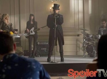 Pierwsze spojrzenie na Glee: Adam Lambert się kołysze! Kurt robi tatuaż! Pan Schue... tańczy?