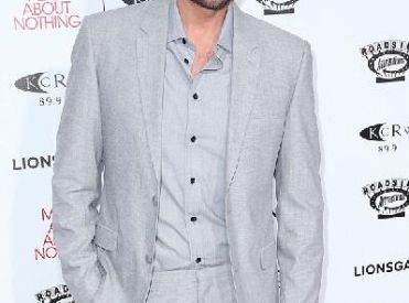 Alexis Denisof zagra w odcinku pilotowym Finding Carter