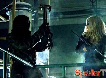 Caity Lotz z Arrow zapowiada mroczną przeszłość Sary, retrospekcje i walkę z Ligą Zabójców