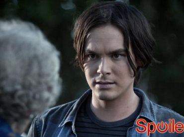Caleb spotyka nieznajomą na cmentarzu w Ravenswood