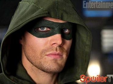 Alter ego Olivera Queena przywdziewa maskę w Arrow