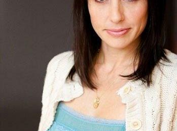 Constance Zimmer zagra w Growing Up Fisher i odcinku pilotowym Complications