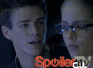 Barry Allen stara się rozpracować mściciela - odgaduje sekret Felicity w Arrow