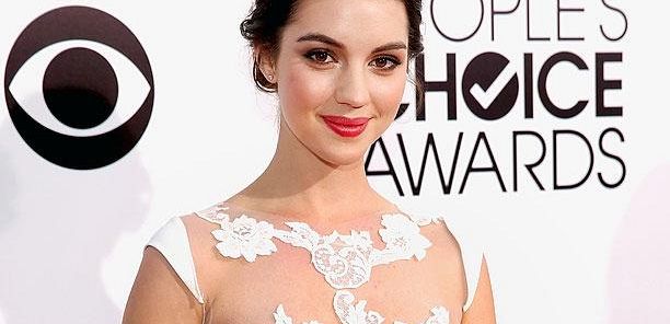 Adelaide Kane reaguje na Twitterze na bojkot 