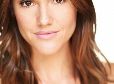 Erinn Hayes zagra w odcinku pilotowym Mason Twins