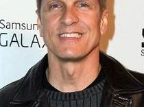 Patrick Fabian będzie powracać w Chirurgach