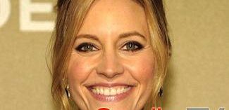 KaDee Strickland zagra w 