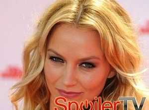 Becki Newton zagra w odcinku pilotowym Weird Loners