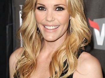 Leslie Bibb wystąpi w odcinku pilotowym Love is Relative