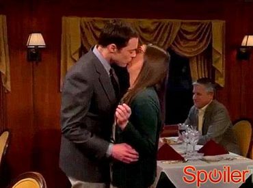 Szef Teorii wielkiego podrywu o pocałunku Shamy i scenie, której mogło nie być