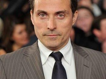 Rufus Sewell wystąpi w odcinku pilotowym dramatu Richarda LaGravenese'a
