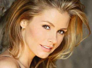 Brianna Brown zagra w odcinku pilotowym The Visitors