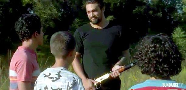 Jason Momoa pokazuje swoją spluwę w 