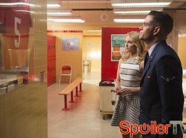 Pierwsze spojrzenie na 100. odcinek Glee: Puck, Quinn, Mike i April wracają! Plus: Hołd Finnowi