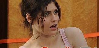 Pierwsze spojrzenie: Alexandra Daddario otrzymuje ciepłe powitanie w 