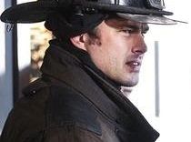 Wrak samochodu na ramionach Severide'a w Chicago Fire