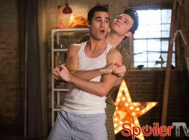 Blaine i Kurt się przytulają, kiedy Artie przemierza ulicę w Glee