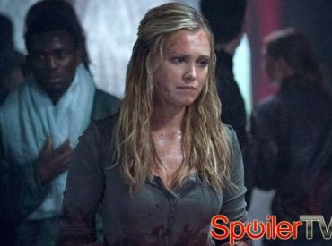 Clarke podejmuje się drastycznych kroków, aby ocalić Finna w The 100