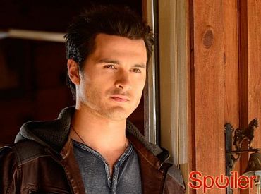 Michael Malarkey z Pamiętników wampirów o Enzo, powrocie znajomych twarzy, kolejnych śmierciach