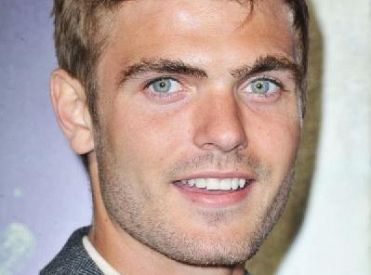 Alex Roe dołączył do odcinka pilotowego dramatu Unstrung