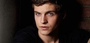 Daniel Sharman z 