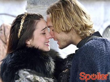 Toby Regbo z Reign o miłosnym trójkącie, dziecku Loli i jak król Henryk przypomina mu George'a Busha