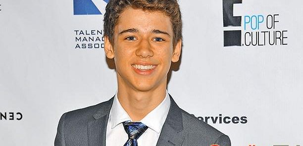 Uriah Shelton zagra brata Cory'ego w 
