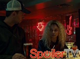 Pierwsze spojrzenie na Orphan Black: Helena ma przyjaciela w Patricku J. Adamsie z W garniturach