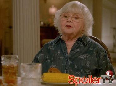 June Squibb pojawia się na kolacji w Pokojówkach z Beverly Hills