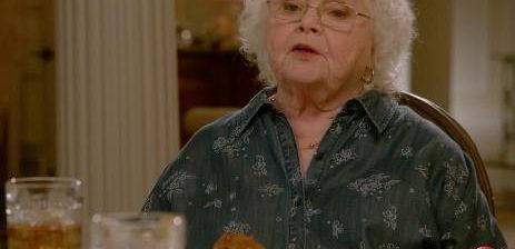 June Squibb pojawia się na kolacji w 