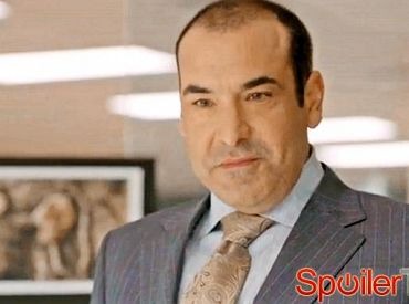 Louis ćwiczy swoją prezentację przed Jessicą w Suits