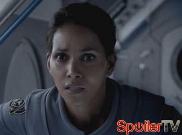 Zobacz seksowne spotkanie z Halle Berry w kosmosie w Extant