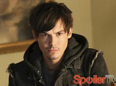Tyler Blackburn mówi o mrocznym powrocie Caleba w 100. odcinku Słodkich kłamstewek
