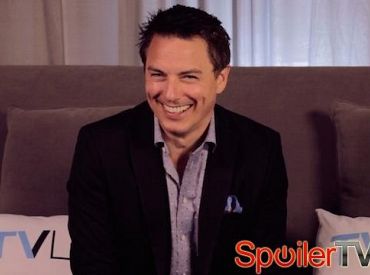 John Barrowman z Arrow zapowiada najnowsze brutalne czasy dla Thei