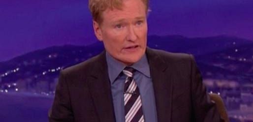 Emocjonalny Conan O'Brien przekazuje wiadomość o śmierci Robina Williamsa publiczności w studiu