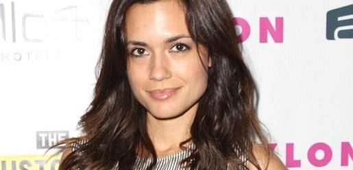 Torrey DeVitto pojawi się jako córka [spoiler] w 3 sezonie 