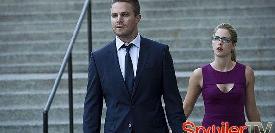 Szefowie „Arrow” o życiu miłosnym Olivera: Niewielu superbohaterów „jest żonatych”