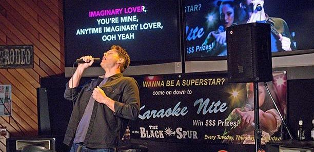Demoniczny Dean bawi się w klubie ze striptizem i na karaoke w zwiastunie 10 sezonu 