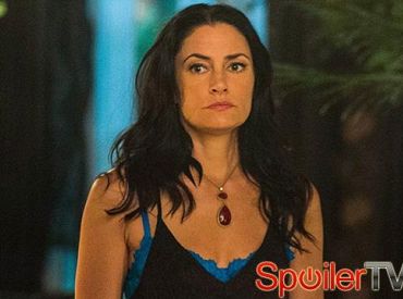 Mädchen Amick z Czarownic z East End zapowiada pokręcony finał sezonu, zastanawia się nad inną siostrą Wendy