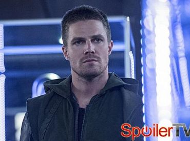 Streszczenie „Arrow”: Boheterka jest opłakiwana, a znajoma twarz pojawia się znowu