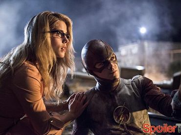 Pierwsze spojrzenie na Flash: Felicity z Arrow pomaga Barry'emu przy najnowszym wrogu