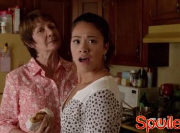 Niezręczne półnagie spotkanie z ojcem w Jane the Virgin
