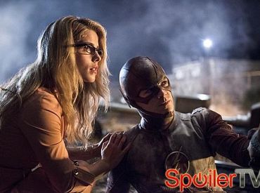 Gwiazdy The Flash o przybyciu Felicity - i spoconej, niezręcznej podwójnej randce