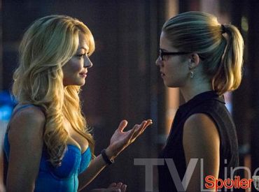 Pierwsze spojrzenie na Arrow: Charlotte Ross debiutuje jako mama Felicity