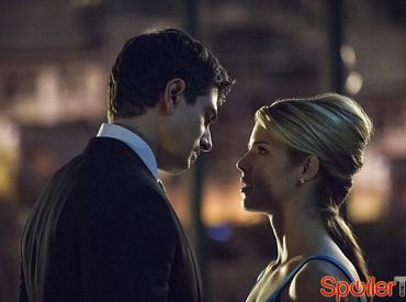 Pierwsze spojrzenie na Arrow: Fantazyjna randka Felicity i Raya - i jej półnagi prolog!