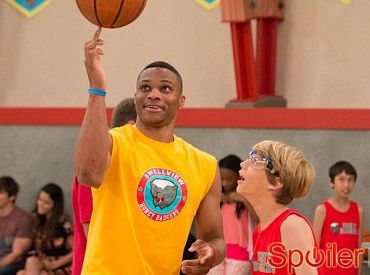 Russell Westbrook dołącza do nastoletniej drużyny koszykówki w Henry Danger