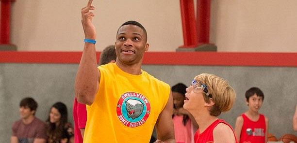 Russell Westbrook dołącza do nastoletniej drużyny koszykówki w 