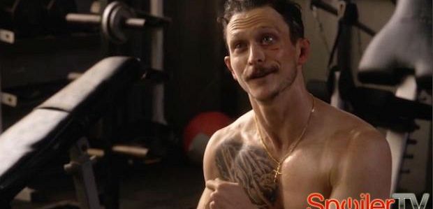 Jay ćwiczy i poluje na napastników Nate'a w 