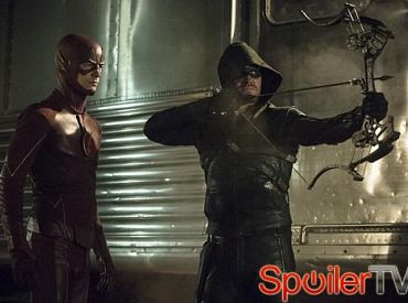 Crossover Arrow i Flash: Napięcie między Barrym a Oliverem, niebezpieczeństwo życia i śmierci oraz... Felicity bez koszulki?