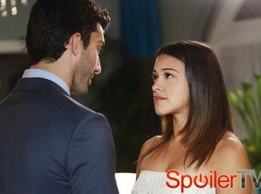Szefowa Jane the Virgin o ujawnieniu Petry, romantycznej grze Jane i ciążowych komplikacjach